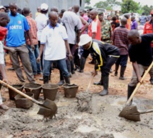 Le Président Pierre Nkurunziza lors des travaux communautaires sur la colline de Gitongana pour les travaux communautaires en vue de la construction de l'Université de Kirundo. Convertis en investissement monétaire, les TDC ont généré plus de 500 milliards de Fbu de travaux en infrastructures (écoles, centres de santé, routes, stades, etc).